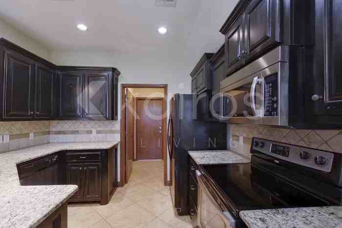 11733 Southwest 17th Street - Photo 7 of 22