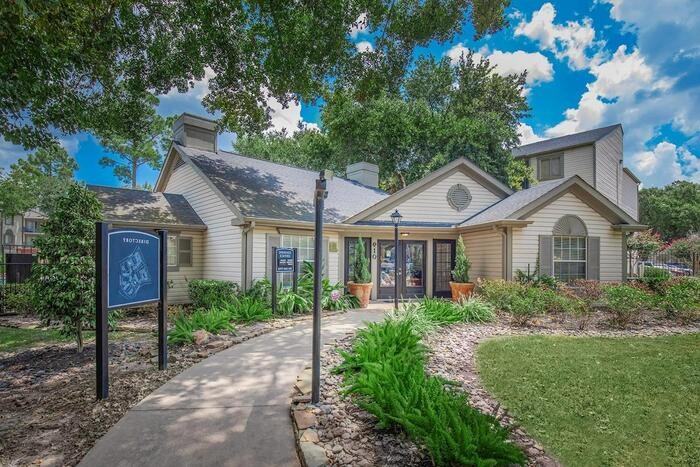 910 Cypress Station Dr #B1 - Photo 4 of 18