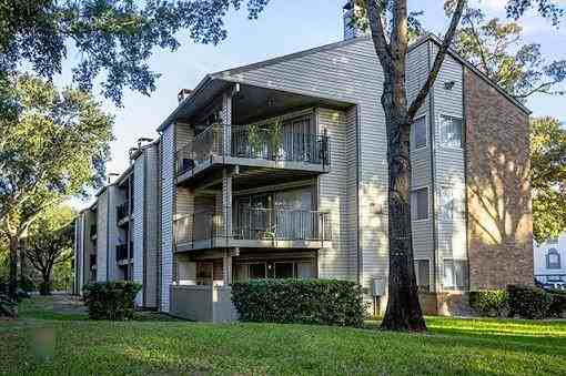 910 Cypress Station Dr #B2 - Photo 3 of 18