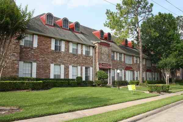 10501 Holly Springs Dr #C1 - Photo 3 of 15