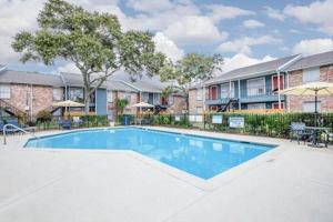 featured image of 2001 Laverne St #C1