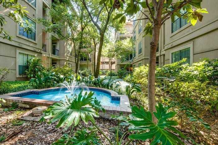 99 N Post Oak Ln #C1 - Photo 3 of 11