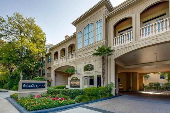 99 N Post Oak Ln #C3 - Photo 2 of 13