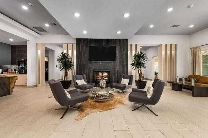 2205 W Walker St #C2 - Photo 5 of 18