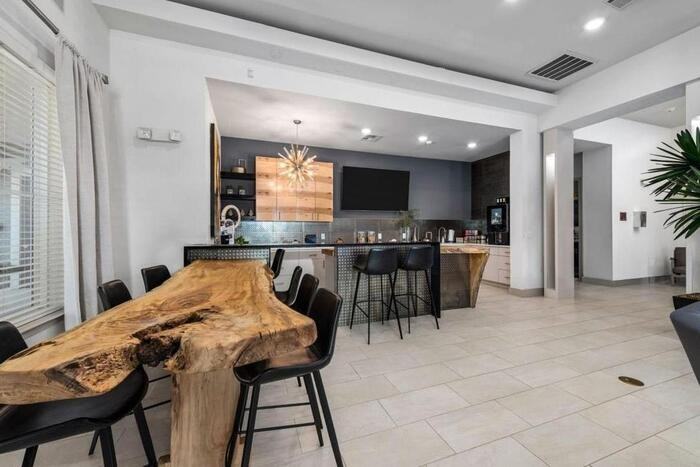 2205 W Walker St #C2 - Photo 6 of 18