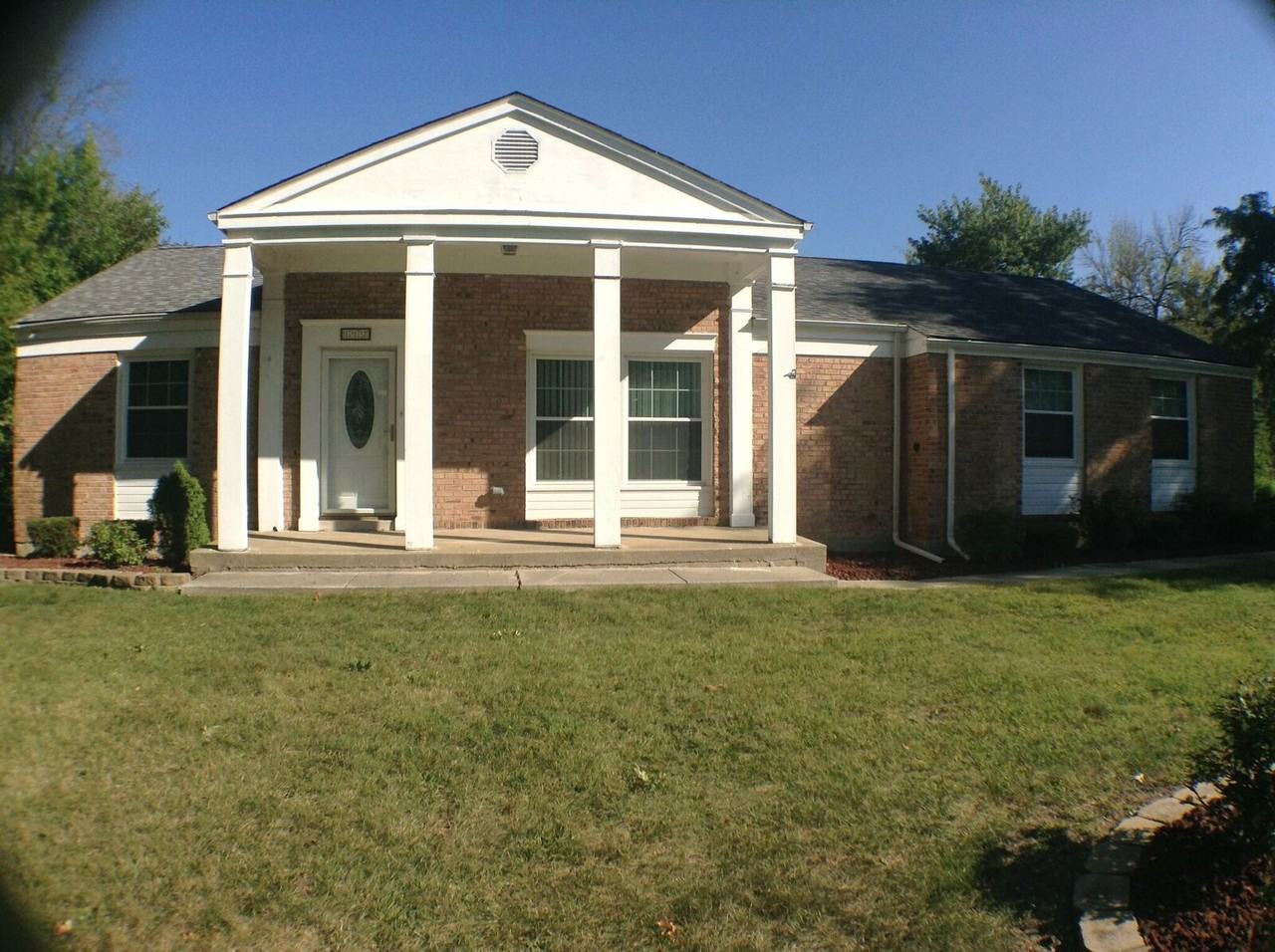 112 Graymoor Ln - Photo 2 of 15