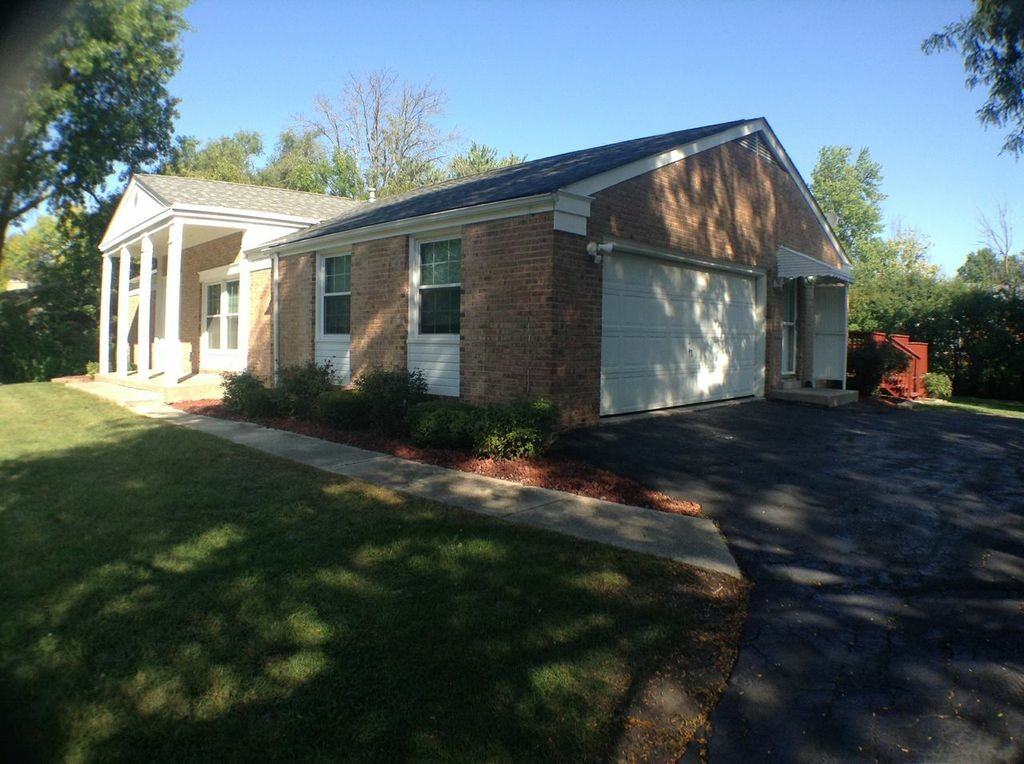 112 Graymoor Ln - Photo 3 of 15