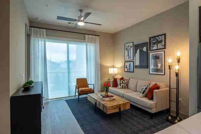 401 W 25th St #C2 - Photo 3 of 12