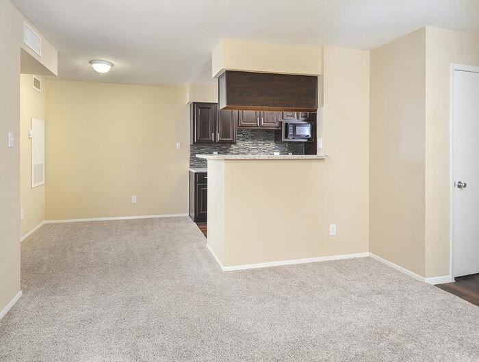 11441 N Interstate 35 #B4 - Photo 6 of 12