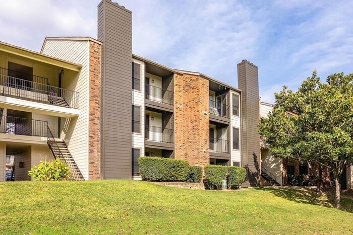 2000 Cedar Bend Dr #C1 - Photo 2 of 17