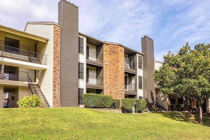 2000 Cedar Bend Dr #B1 - Photo 2 of 17