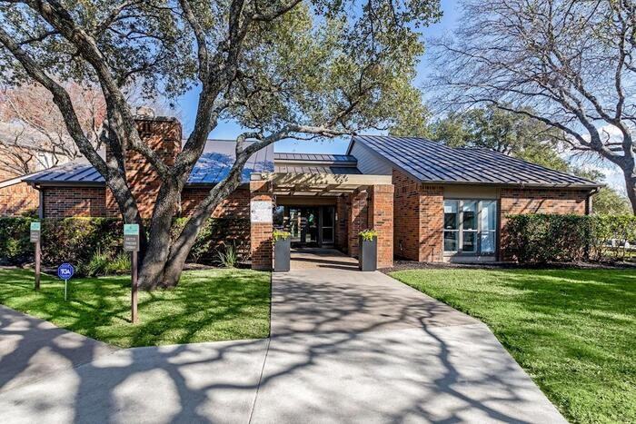 2000 Cedar Bend Dr #B1 - Photo 3 of 17