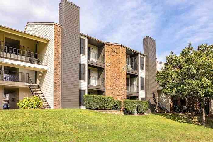 2000 Cedar Bend Dr #B2 - Photo 2 of 17