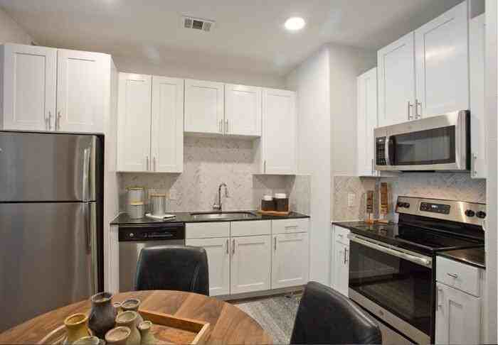 1211 E 5th St #B8 - Photo 7 of 23