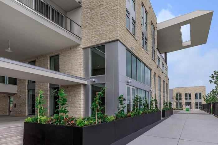 4711 E Riverside Dr #C9 - Photo 3 of 49