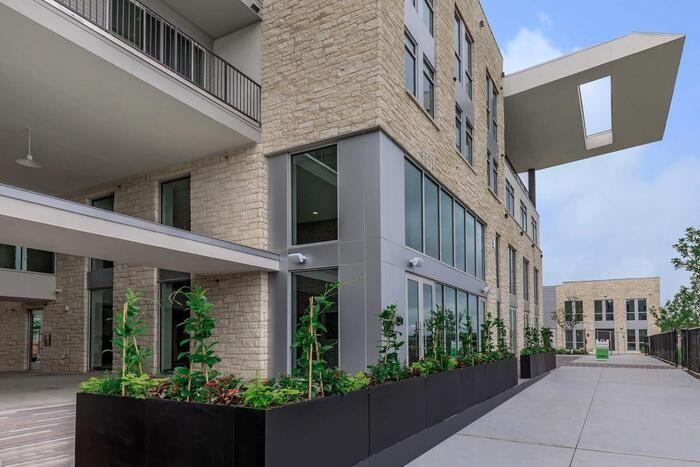 4711 E Riverside Dr #B4 - Photo 3 of 43