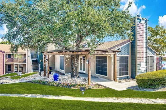 2222 Graycliff Dr #B4 - Photo 2 of 21