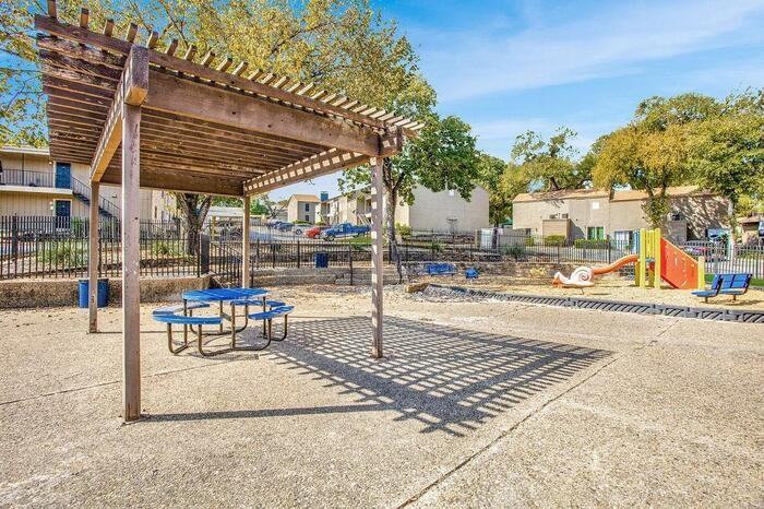 2222 Graycliff Dr #B6 - Photo 7 of 21