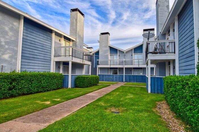 6109 Bay Island Dr #D1 - Photo 4 of 29