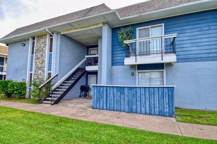 6109 Bay Island Dr #D1 - Photo 5 of 29