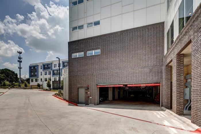 2435 E Riverside Dr #B7 - Photo 6 of 36