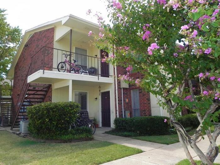 540 E Bethany Dr #C1 - Photo 2 of 7