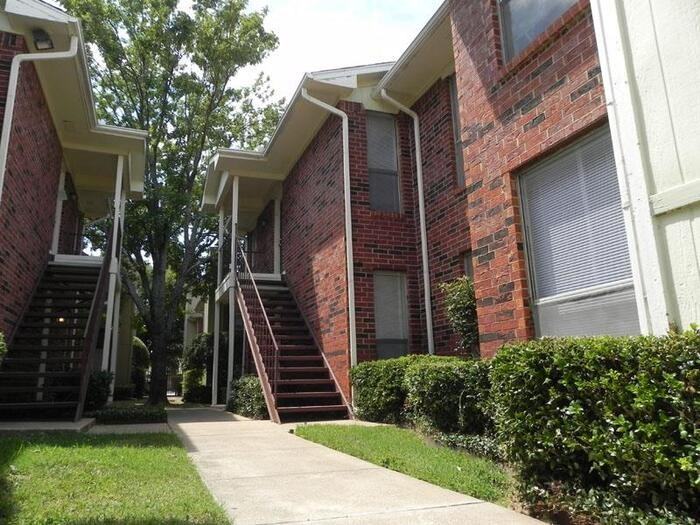 540 E Bethany Dr #C1 - Photo 3 of 7