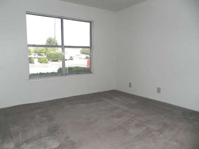 540 E Bethany Dr #C1 - Photo 4 of 7