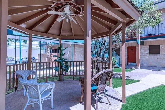 202 Birchleaf St #D1 - Photo 3 of 8