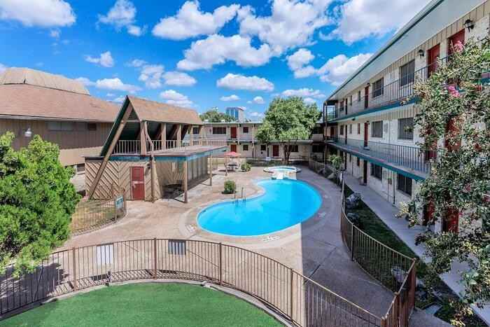 202 Birchleaf St #B1 - Photo 2 of 8