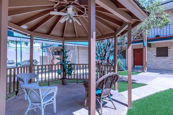 202 Birchleaf St #B1 - Photo 3 of 8