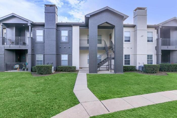 3232 N Locust St #D1 - Photo 4 of 22