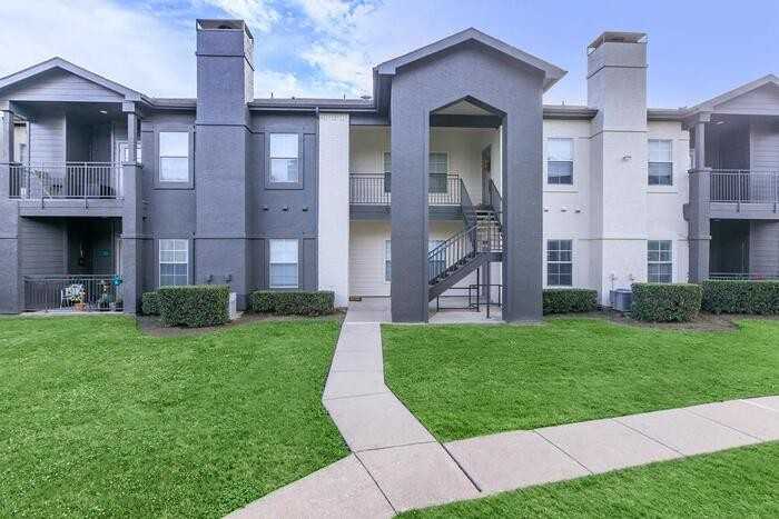 3232 N Locust St #C2 - Photo 4 of 23