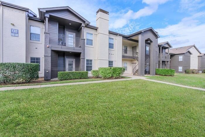 3232 N Locust St #B1 - Photo 3 of 22