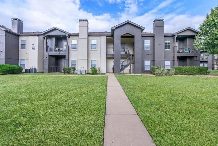 3232 N Locust St #B2 - Photo 2 of 23