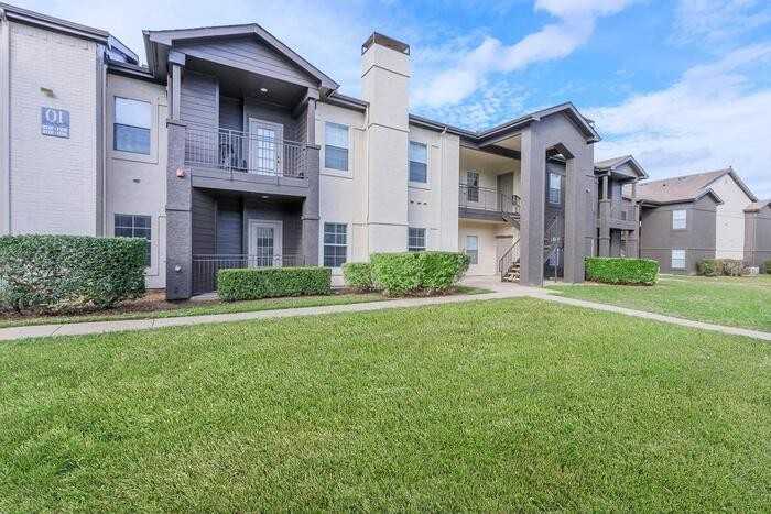 3232 N Locust St #B2 - Photo 3 of 23