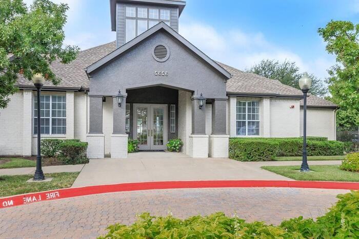 3232 N Locust St #B2 - Photo 5 of 23