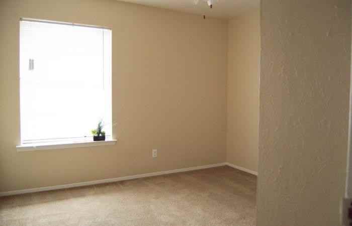 1901 Lakeview Cir #D1 - Photo 5 of 6