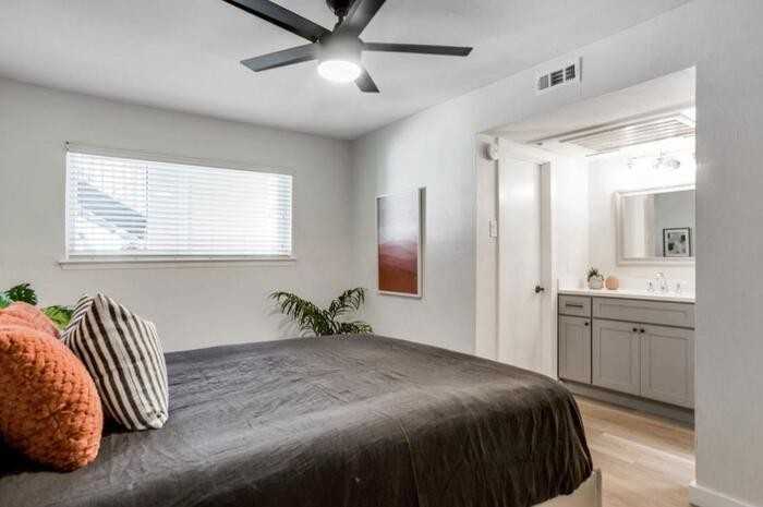 4425 Gilbert Ave #A2 - Photo 7 of 9