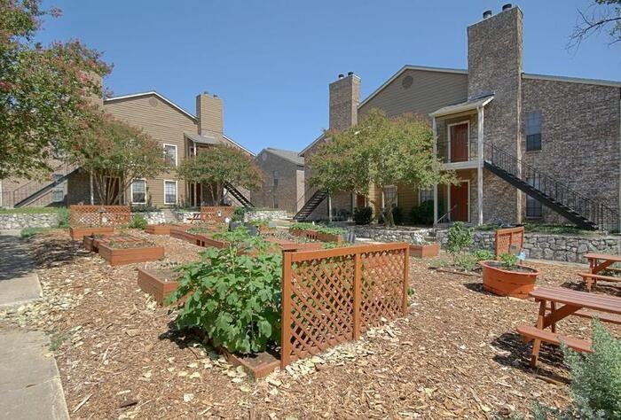 11711 Braesview #D1 - Photo 3 of 13