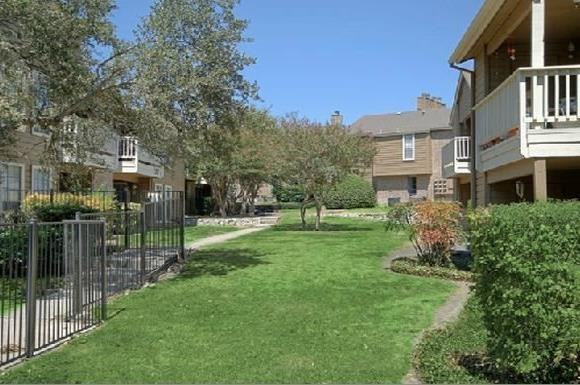 11711 Braesview #B2 - Photo 2 of 14