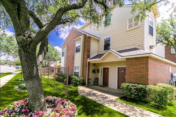 1552 Forest Park Cir #D2 - Photo 3 of 23