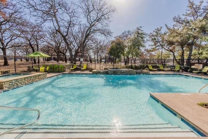 1121 Amherst Dr #B4 - Photo 3 of 23