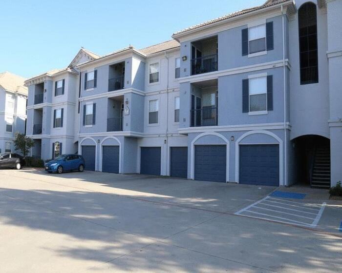 805 Lakeside Cir #D2 - Photo 2 of 31