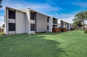 featured image of 517 N Loop 288 #D1