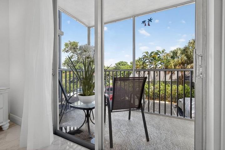 1131 Southeast 4th Street - Photo 2 of 9