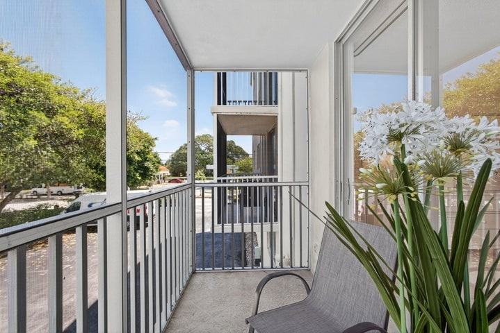 1131 Southeast 4th Street - Photo 3 of 9