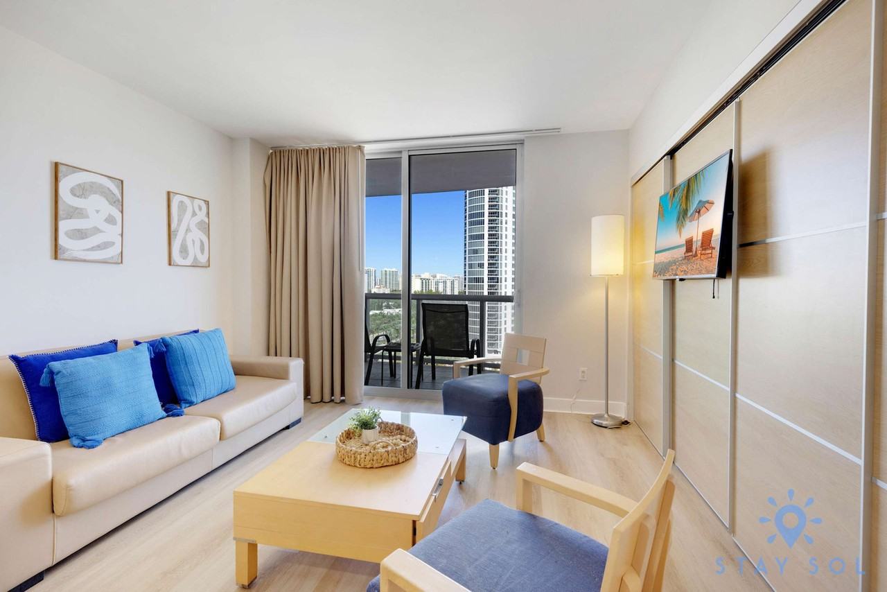 18683 Collins Ave #1227259P - Photo 2 of 24