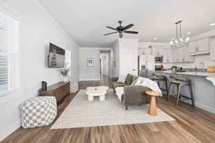 913 Ne Heights Ln - Photo 1 of 1