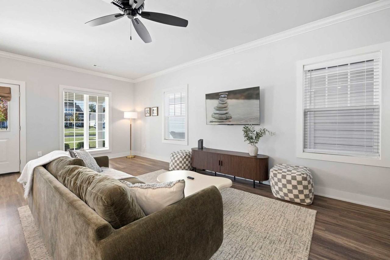 913 Ne Heights Ln #1257064P - Photo 2 of 30